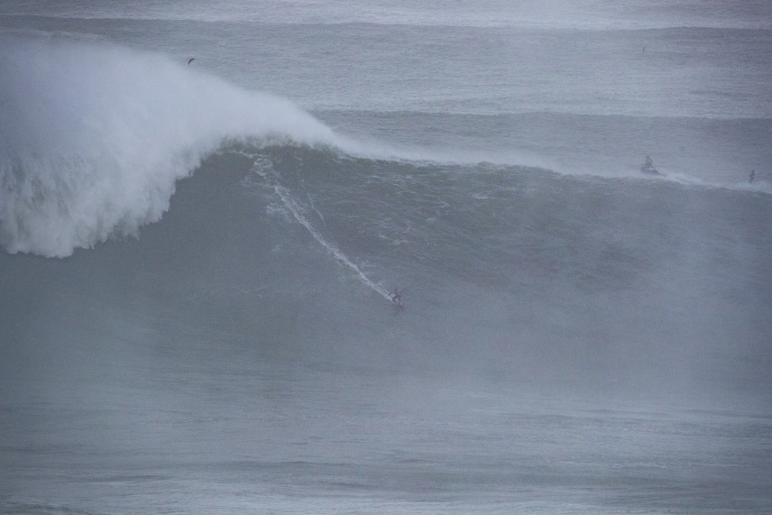 ナザレのボムセットをつかんだジャスティン・デュポン (フランス) / WSL / Poullenot