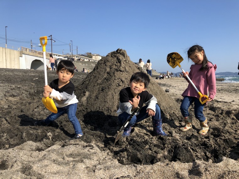 途中経過のお山の形は、まだ頂上が尖がっていて富士山型ではありません