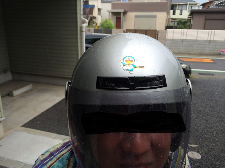 勝手に先輩のヘルメットに貼ってみました。