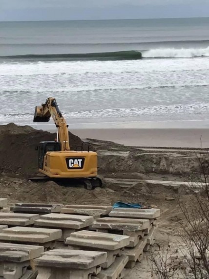 本格的な海水浴場の再開に向けて現在工事中の岩沢ポイント（関根乃さん提供）