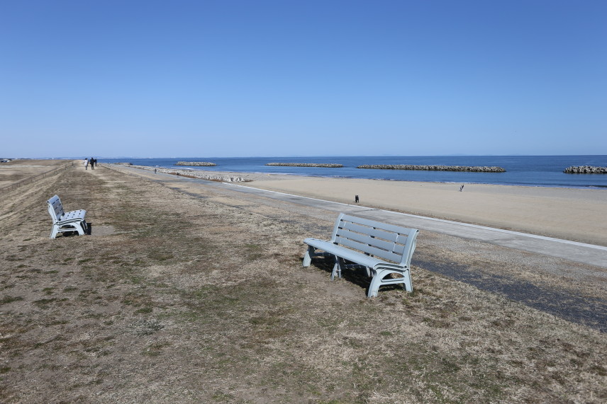 海水浴場側から河口を眺める