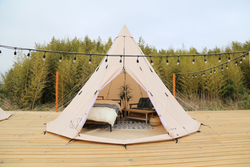 facilityImg_glamping_tent_outside