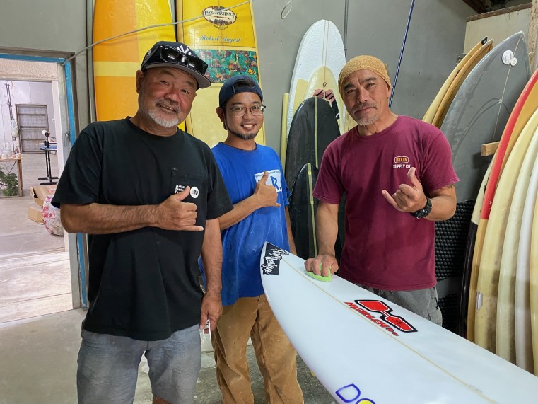 左から、 RAT SURFオーナーであり宮古島legend 池間敏昭さん URUCA Surfboards 上里由多佳さん 宮古島サーフィン連盟理事長　与那覇裕康さん