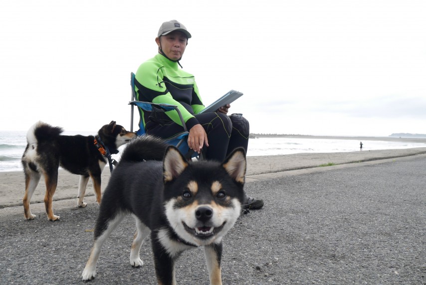 波の音と愛犬に癒されながら仕事をする代表・髙木