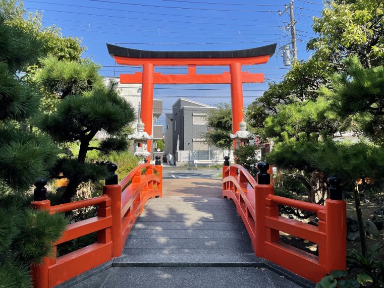 神社鳥正面居