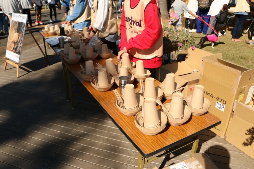 再生可能なエコな食器が販売された。