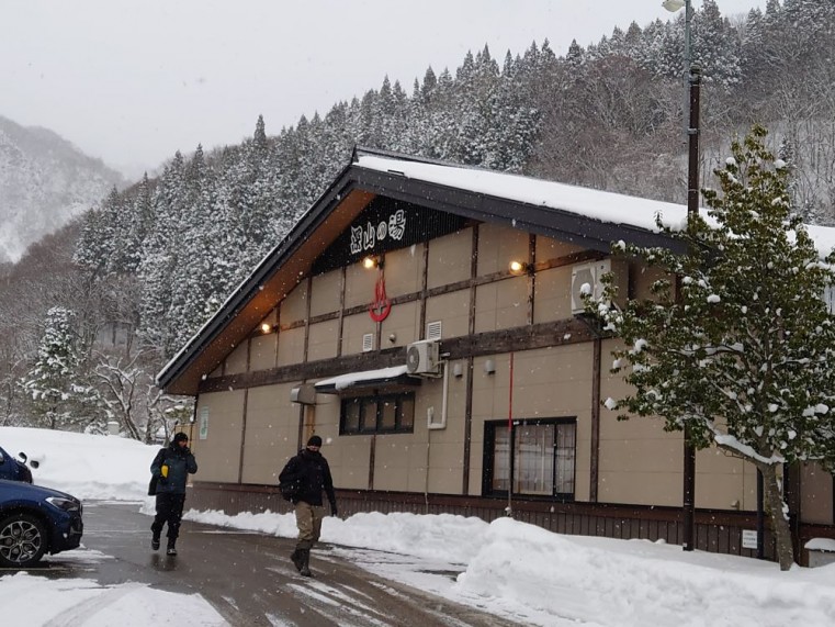 小谷村の道の駅に隣接する「深山の湯」