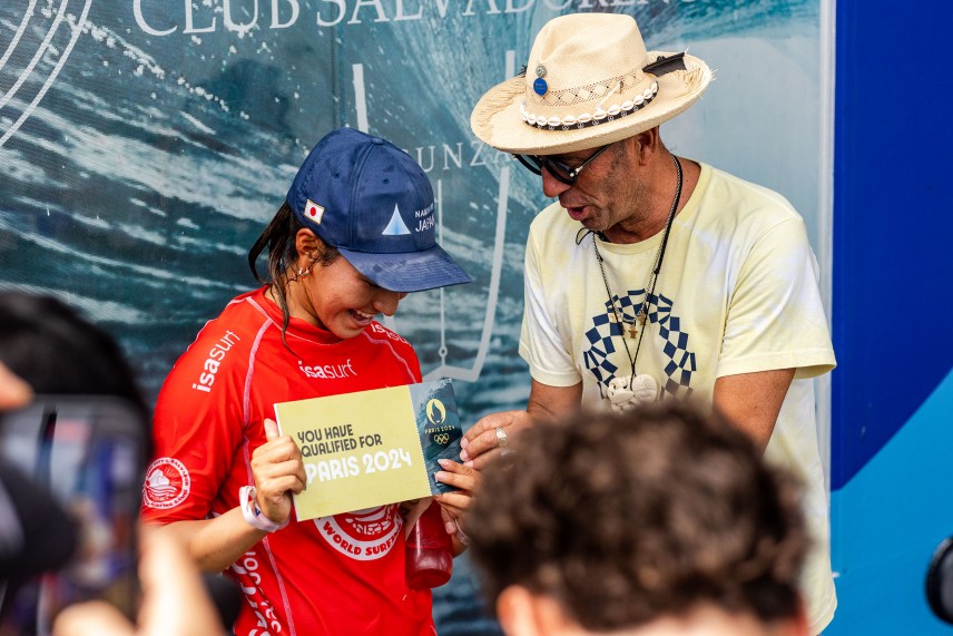 Shino Matsuda of Team Japan with ISA President Fernando Aguerre / Photo: Jersson Barboza