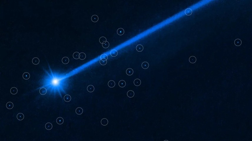 実験成功後にハッブル望遠鏡で撮影した小惑星ディモルフォスの画像、DARTミッションにより周囲に破片が確認できる(視認しやすいように、丸で囲まれている)
