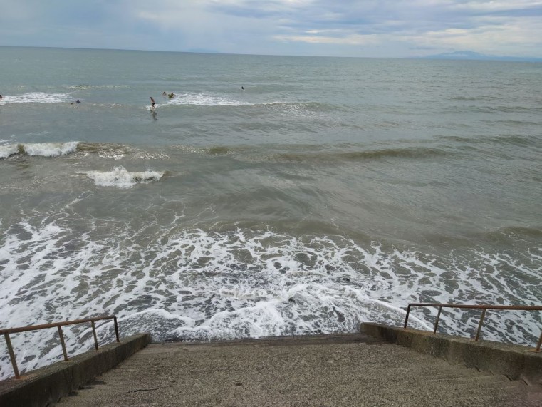 午前11時過ぎの撮影。朝イチのサーフィン時は海水がもっとまっ茶色だった!!!(涙)