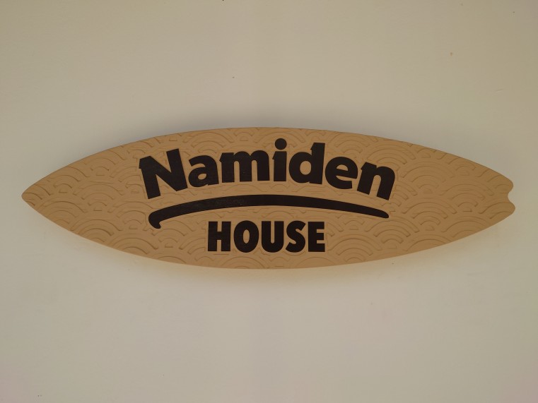 NAMIDEN HOUSEの表札 下地には青海波が彫られています