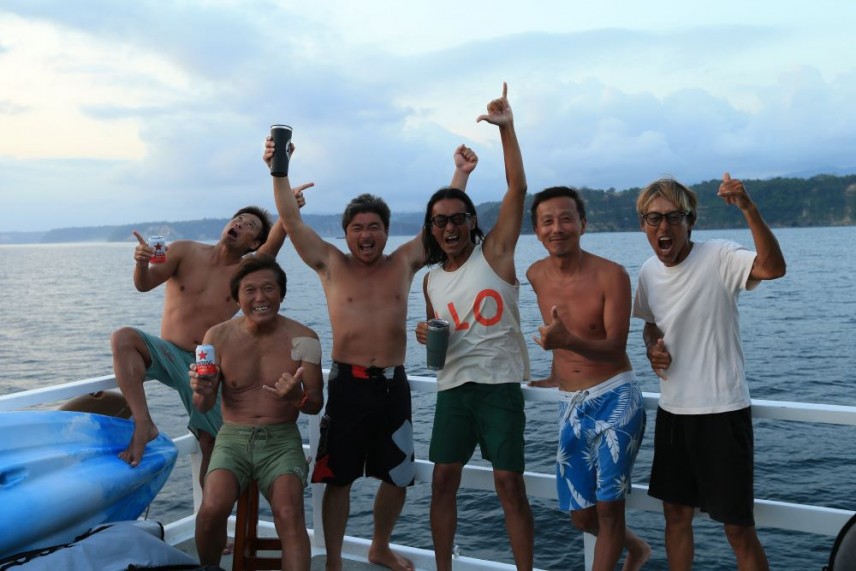 スンバ島でのボートトリップの楽しさを証明する仲間のスマイル
