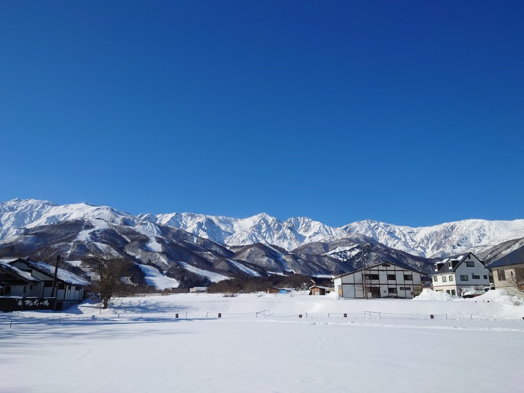 白馬連山の見事な景色が見られるスターバックス白馬店のテラスより。光の角度によって山のカラーが映りゆくのも魅力です。