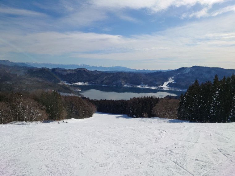 平日はほぼ貸切の時間もあるほどガラガラのさのさかスノーゲレンデはお勧めです 