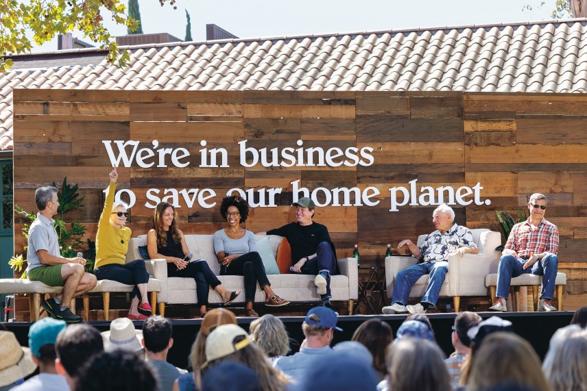 2022年9月14日、カリフォルニア州ベンチュラのパタゴニア・ブルックススクールキャンパスで同窓会を祝う人々。© Nancy Pastor