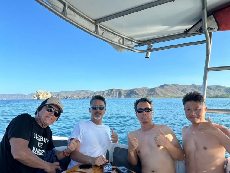 ウィッチーズロックをバックに4人のジェントリー!?サーファー
