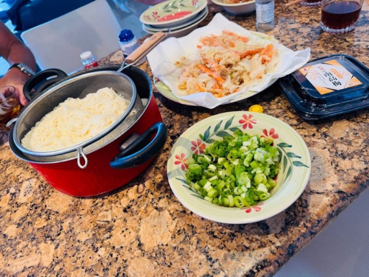 冷やしうどんと野菜のかき揚げ風!?