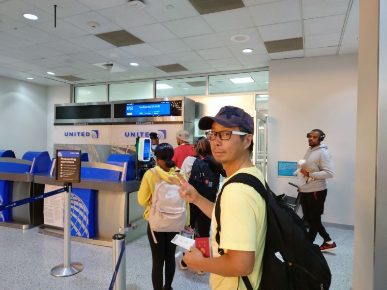 ロスの空港でチェックインするH.T君