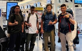 いざ羽田空港で記念撮影　縮小
