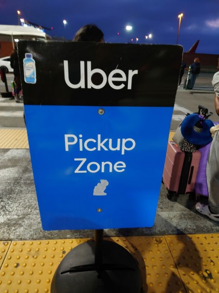 空港付属のウーバーのピックアップゾーンのサイン