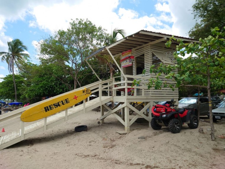 タマリンドビーチに建つライフガードステーション、2名のライフガードが中にいました