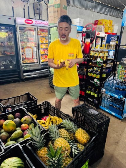 近所のスーパーで野菜やフルーツを品定めするK.N氏