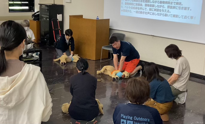CPR（心肺蘇生法)を学んでいる様子