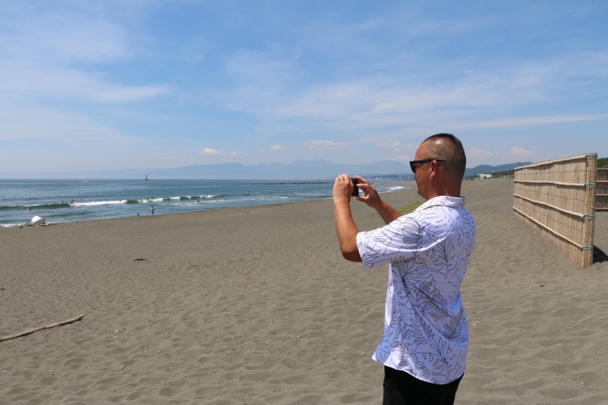 砂浜の照り返しでかなり蒸し暑い状態です。