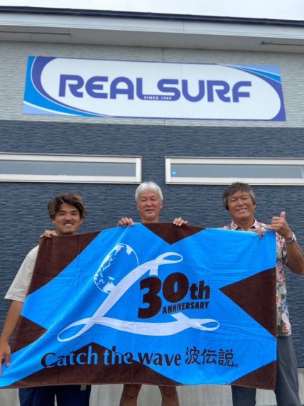 宮城県荒浜前のREALSURFオーナーの残間さんと。荒浜海岸の再整備はとても素晴らしかったです。近くにいくつもの美味しい食堂、レストランもあります。
