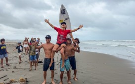 （Photo by：WSL / Kiyo）IBK宮崎プロで優勝した鈴木仁