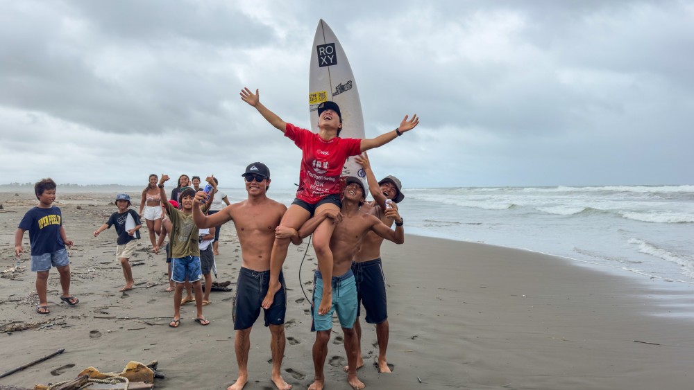 （Photo by：WSL / Kiyo）IBK宮崎プロで優勝した鈴木仁