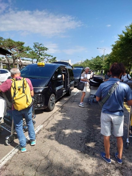 13人のサーフボードケースと荷物を運ぶのは3台の大型1ボックスタクシー