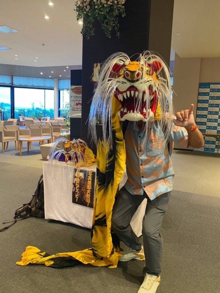 浪板海岸にある「三陸花ホテルはまぎく(旧浪板観光ホテル)」のロビーで獅子舞を被っておどける筆者。平和だからこそできることです。