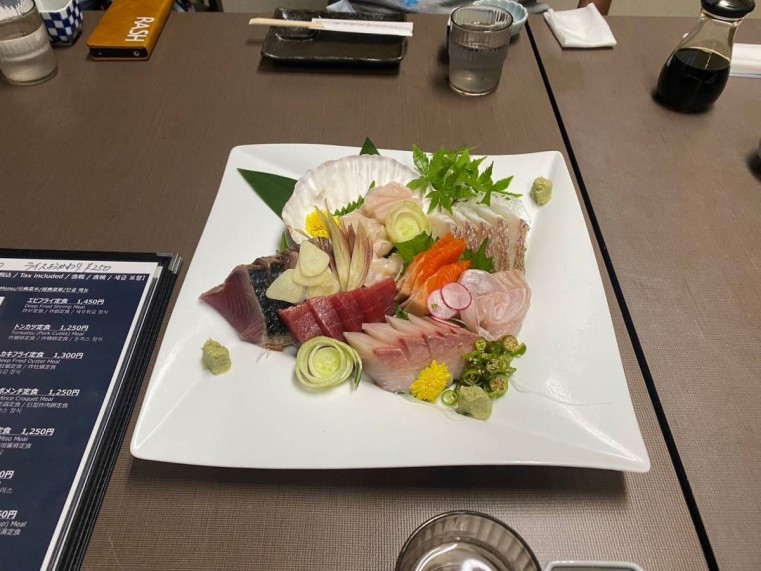浪板海岸のすぐ近くの「さんずろ家」で海の幸を堪能する。とても美味しかった!!! そして地酒もサイコー。