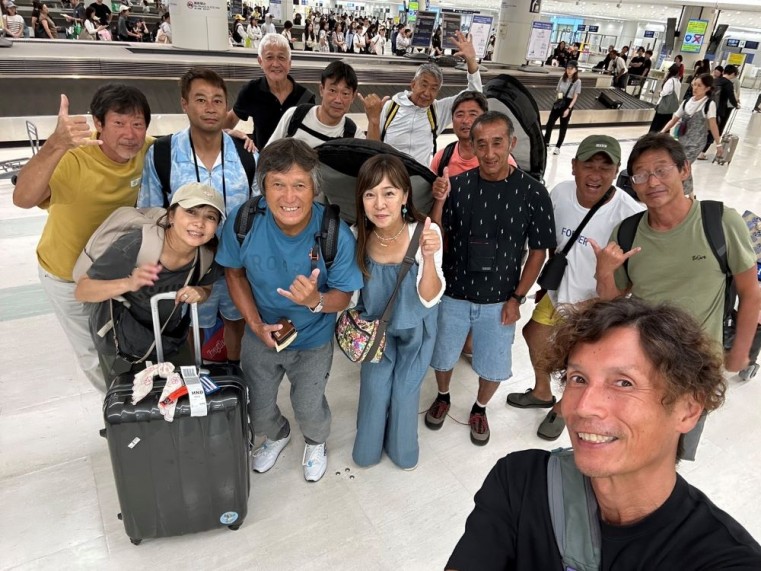 帰国した羽田空港で参加者との記念撮影、皆さまお疲れさまでした～。