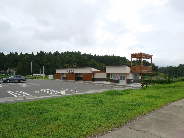 宮城県小泉海岸に整備された駐車場と綺麗な水洗トイレ