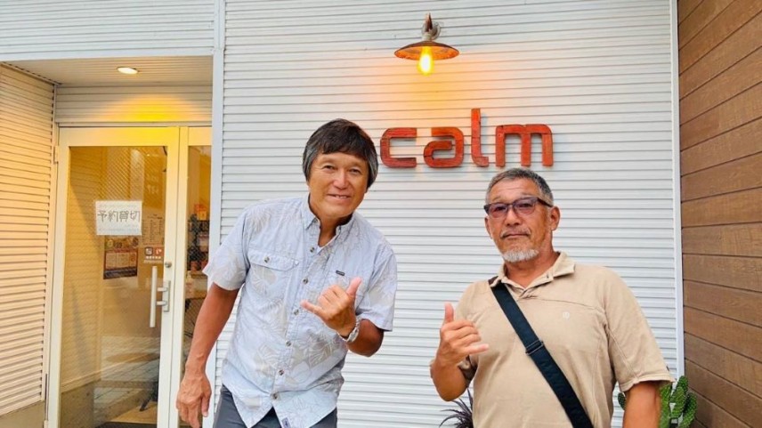 秋田西目一押しレストラン「calm」前で矢作さんと。我々4人のためだけに貸切にしてくださいました。感謝、そして美味しかった～!!!