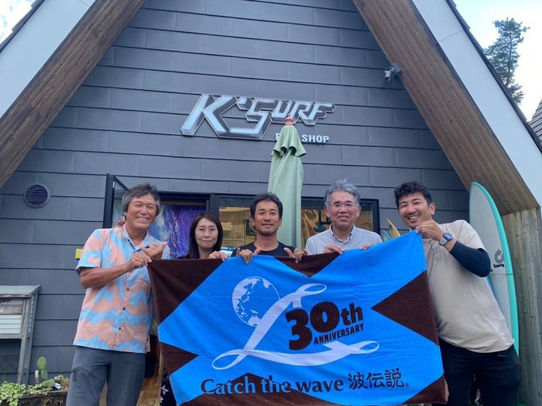 岩手県浪板海岸前にあるK-SURF杉本君ご夫婦と。こうして記念撮影ができる日が来たこと自体が嬉しい!!!右から2番目はライフセービングの旧友のチャチャキ君です。