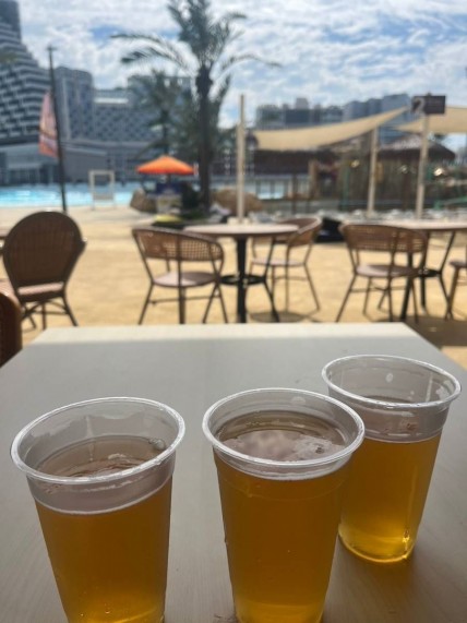 WAVE PARKをバックにアイスティーを飲みながら休憩ができる快適さが良いです