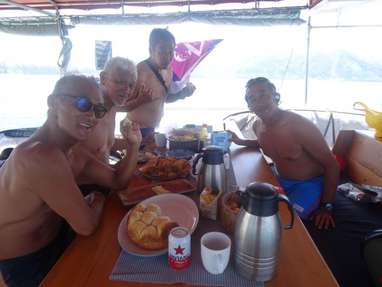 旅の後半にパンが恋しくなってドイツ人経営のキャンプに焼き立てのパンを分けてもらって喜ぶ面々　