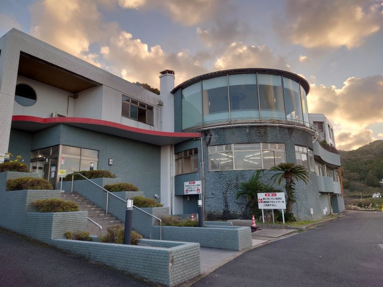 八丁浜近くにあって日本海を見渡せる丘の上に建つ「浅茂川(あさもがわ)温泉 静の里」大人600円