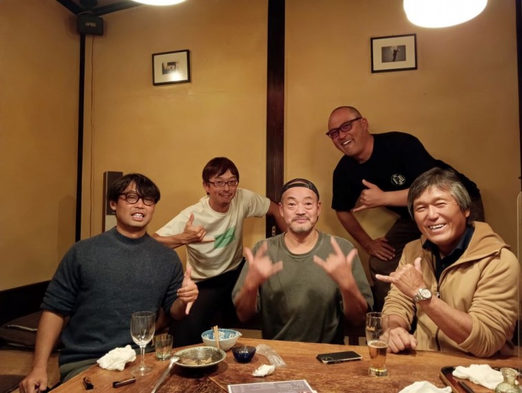 八丁浜の重鎮で日本旅館「守源」オーナーでもある守山さん(中央)と朝イチ担当の小坂さん(その右上) 