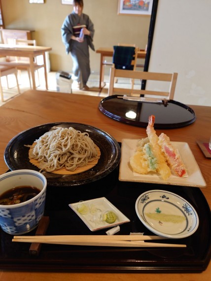 蕎麦の産地の北海道でようやく見つけた美味しい蕎麦屋さん「おかだ紅雪庭」もりそば1100円とやや値段は高いが古い洋館の中にお店があって落ち着いた雰囲気です。