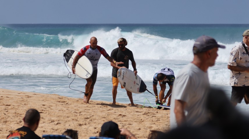 バッグドアへライディング後、砂浜を走ってパイプ側へ向かうKelly Slater
