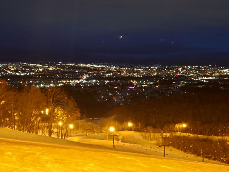 旭川市街地から一番近いサンタプレゼントパークから見える美しい夜景に感動。(ナイター料金1700円、シニア・子どもは1000円)
