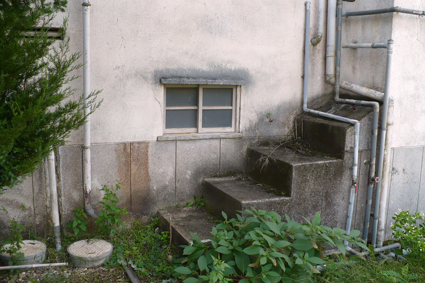 無用階段の例（Benzoyl / Wikimedia Commons, CC BY 2.0）