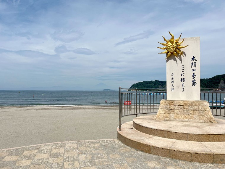 集合場所：逗子海岸「太陽の季節記念碑」付近 記念碑前のビーチで訓練を行います。