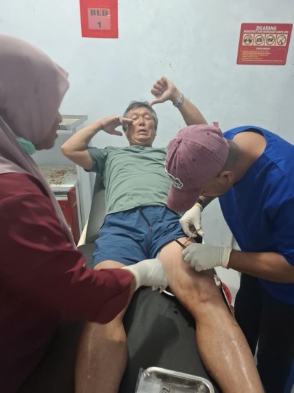 オペの様子。田舎の診療所ですが慣れているのか、手際よく中と外を35針縫ってくださいました、が...