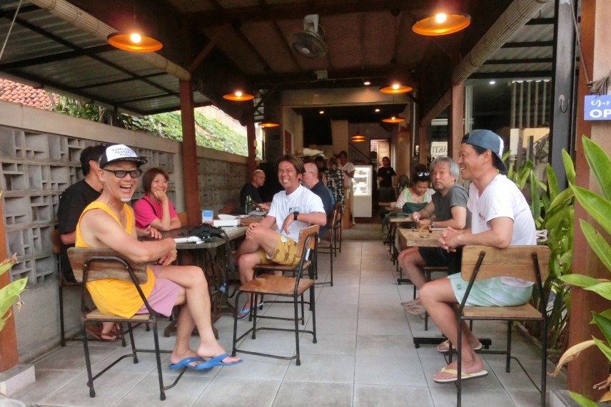 同じ想いを持つ者同士だから、波待ちも食事もリラックス。