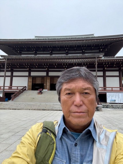 成田山新勝寺はちょうど紅葉が綺麗で、お祓いまで時間があったので背後の公園を足を引きづりつつ散策してきました